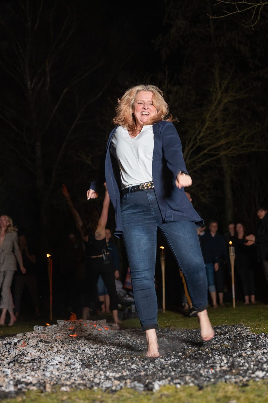 Nicole Miriam Reimers beim Feuerlauf