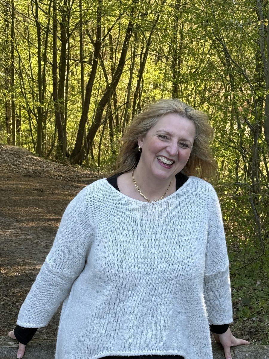 Nicole Miriam Reimers lachend im Freien